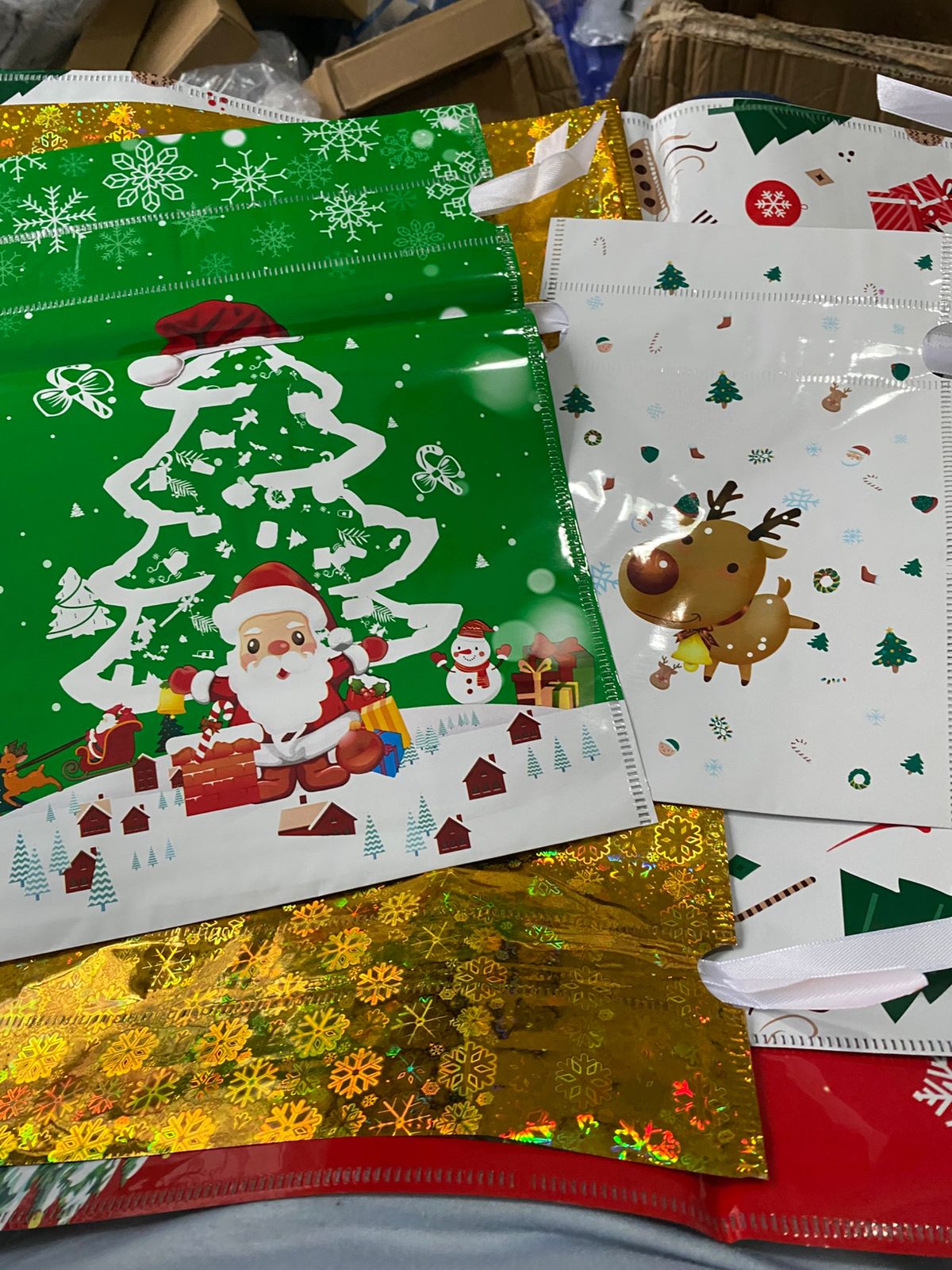 6 Bolsas para Regalo Navideño Varios Tamaños en el Paquete.
